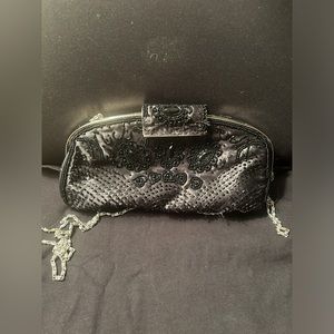 Clutch wide open silver chain